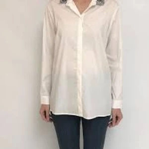 Vit Skjorta  - Den här skjorta har inte använts har fin pärlor där uppe som ni ser storlek är M/L. 