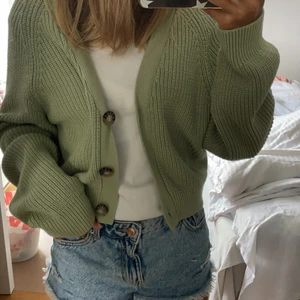 Kofta  - Säljer den här jättefina koftan inte alls mycken använd och är i jättebra skick. För fler frågor eller bilder kontakta ❤️❤️ pris diskuterar vi tillsammans. ❤️❤️