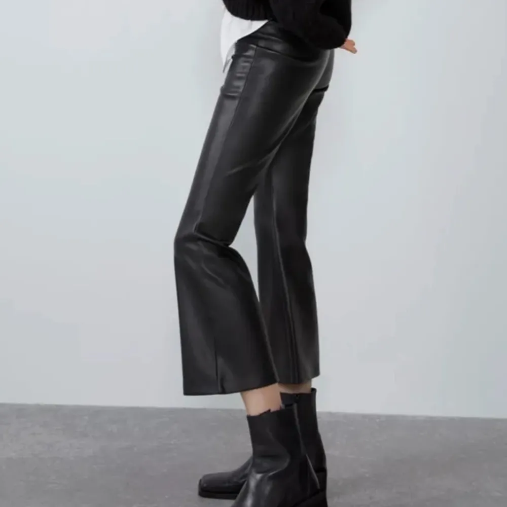 Ett par svarta fakeskinnbyxor från Zara som it används. Storlek S. Jeans & Byxor.