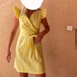 Sommarklänning  - Säljer denna super fina klänningen då den aldrig har kommit till användning. Köpt på Nakd och aldrig använd (prislap kvar) i storlek 36. Är öppen för förslag på priser💗