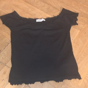 Topp - Säljer denna svarta fina topp för 30kr, köparen står för frakten. Den har jag använt några gånger för längesen, 2019. Den är i storlek M och super skön att ha på sommaren.