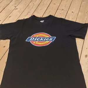 Dickies t shirt  - Snygg dickies t shirt från junkyard, sparsamt använd, säljer den eftersom att den inte kommer till användning💕💕