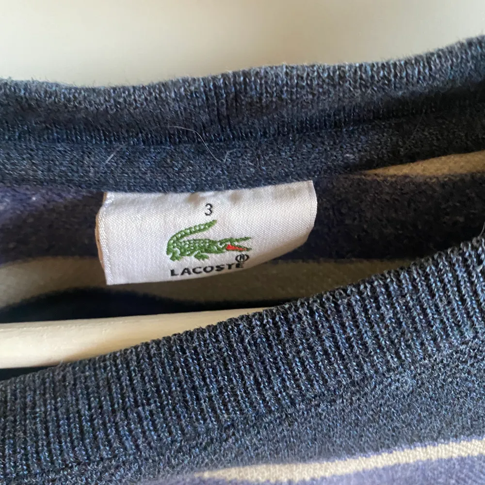 Sparsamt använd Lacoste tröja från BCGARMZ, ett brittiskt märke som köper tröjor second hand och croppar. Säljer då den inte kommer till användning. Köpt för ca 310kr. Priset kan diskuteras, bara att skriva! Frakt på 72kr tillkommer 🥰. Hoodies.