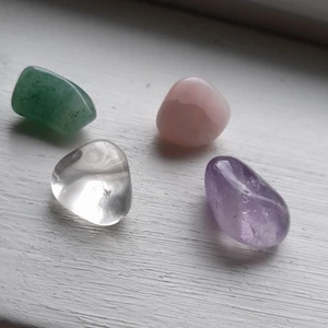 Kristaller - Säljer dessa kristaller. Rosa: Rosenkvarts. Genomskynlig: Bergskristall. (Grön och lila är sålda) Säljer en för 25kr och båda två för 50kr + frakt