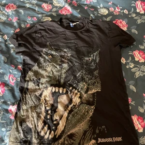 T-shirt  - En väldigt fin t-shirt. Säljer den då jag inte använder den