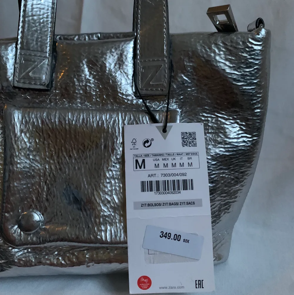Silvriga handväska från Zara. Rymlig och så cool, har tyvärr en liknade och har drf aldrig kommit till användning. Prislapp kvar!. Väskor.