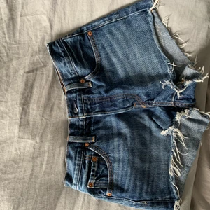 Levis-shorts - Supersnygga Levisshorts w27! Köpta här på plick, var tyvärr lite små på mig 