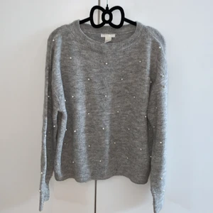 Grå stickad tröja med pärlor  - En grå stickad tröja med pärlor från hm. Mycket bra skick 