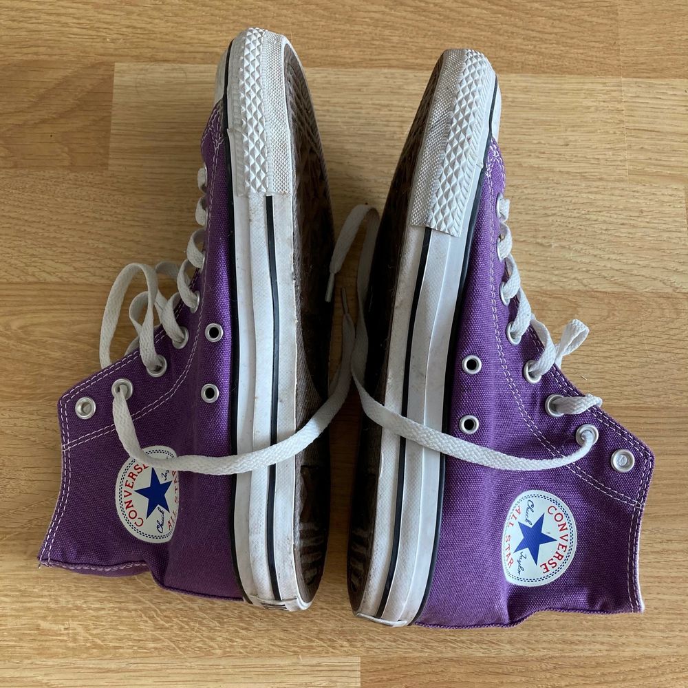 lila converse, endast använda ett fåtal gånger så de är i väldigt fint skick! frakt kostar 66kr extra och är spårbar <3. Skor.