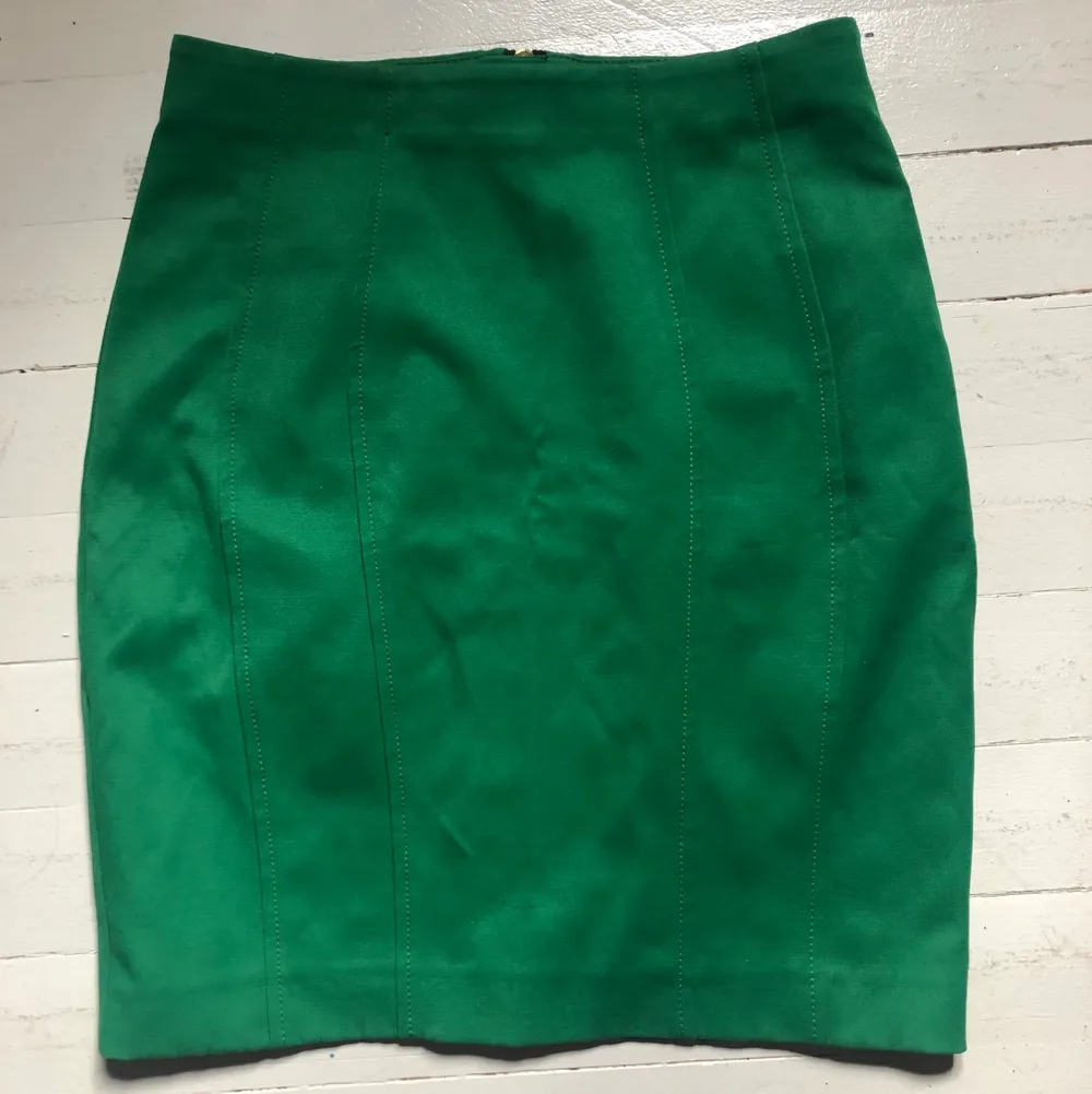 Säljer en grön superfin tajt kjol med dragkedja bak 💚 storlek 38. Köpt second hand men märket är H&m. Säljer då den är för liten för mig, därav inga try-on bilder tyvärr . Kjolar.
