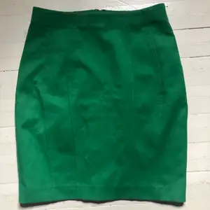 Säljer en grön superfin tajt kjol med dragkedja bak 💚 storlek 38. Köpt second hand men märket är H&m. Säljer då den är för liten för mig, därav inga try-on bilder tyvärr 