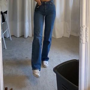 Jeans - Jeans från bikbok endast använda två gånger. Nypris 600kr men säljer för 350kr+frakt (kan diskuteras) skriv för mer bilder. Jag är 168 cm