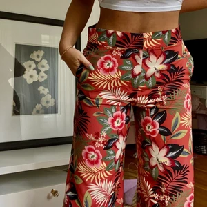 ZARA Byxor strl M - Kostymbyxor i blommigt mönster. Jättebekvämt material som formar midjan.                                               Säljes för det inte är min stil. Använt en gång.