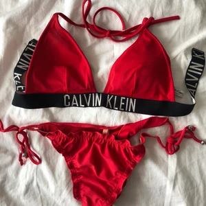 Calvin Klein bikini  - Cool bikini ifrån calvin klein, med en matchande underdel ifrån nelly. Båda är i storlek s och trots att underdelen är ifrån nelly är färgen densamma. Använd få gånger. Dock har spännet på överdel. bytts ut då det som fanns från början gick sönder redan efter första användningen. Detta var i plast och från calvin klein, och de hade haft problem med just detta och därför fick vi tipset att byta spänne. Skicka meddelande för fler bilder på denna otroligt somriga och härliga bikini🌸💕