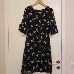 Klänning från pop botique stl s - Sötaste klänningen köpt på pop botique i storlek s! Ärmarna har lite meshkänsla och har små rosetter och en liten volang som man kan se på andra bilden. För mig slutar den lite över knät. Knappt använd! Skriv gärna om du har frågor:)