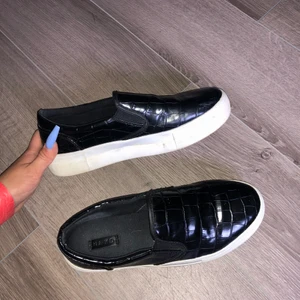 Nakd - Säljer skorna då jag växt ur dom, jätte fina verkligen och bekväma skor.