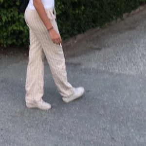 Linnebyxor  - Säljer mina raka linne liknanden byxor från zara som är helt slutsålda. Jag är 170 cm lång och dem sitter perfekt 🥰buda till mig privat