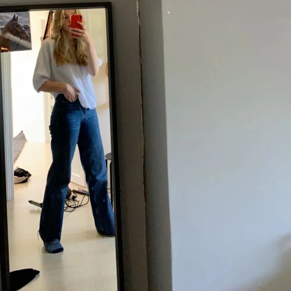 Ett par skit snygga mörkblåa jeans från zara! Funkar toppen för dig som är lång, jag är själv 176cm lång och längden är perfekt på mig. Använda ett antal gånger men är i väldigt bra skick. Hör av er vid intresse!💛. Jeans & Byxor.