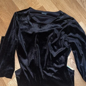 Sammets body med öppen rygg - ⚠️massförsäljning pga flytt⚠️ använd fåtal gånger. Super fin dock är en knapp nere på bodyn trasig men den går fortfarande och knäppa! 