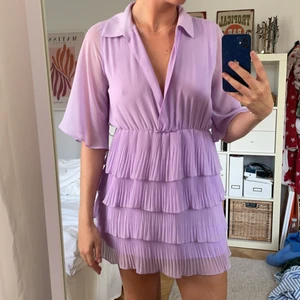 Lila klänning från zara i strl M - Klänning som tyvärr är lite för kort för mig! Super snygg o somrig! Jag är 177cm 