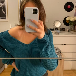 Grön/blå stickad tröja med djupurringning som man användas både fram och bak - Jätte fin och skön stickad tröja ifrån NAKD. Tröjan har en djupurringning i ryggen, dock kan urringningen användas framifrån också (första bilden). Säljer eftersom den inte kommer till användning längre! Skriv gärna om ni är intresserade eller har frågor/ vill se mera bilder på plaget, ex hur det sitter på osv❤️ pris kan diskuteras!!