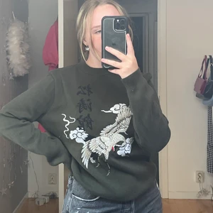 Cool grön stickad tröja  - Säljer denna gröna stickade tröjan som är sparsamt använd. Fint skick! Passar S-L💕💕