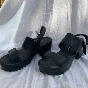 Skor 🙏🏻 - Ett par jättesöta och sköna skor storlek 40 👠