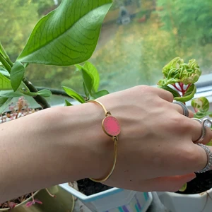 Armband - berlocken sitter lite löst och går upp när man tar av/sätter på armbandet