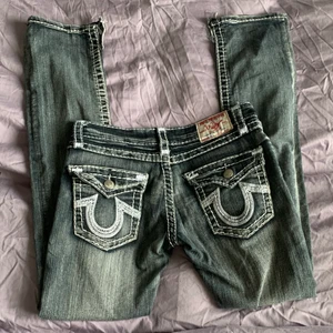 Trues 🤩🤩 - Ascoola true religion jeans. Dom är mörkt gråa eller ljust svarta med vita sömmar. Älskar så sjukt mycket då dom är skitsnygga och passar till allt! För fler frågor skriv privat!