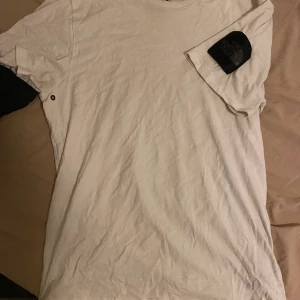 North face tshirt  - En vit north face T-shirt strl M. bild 2 är ryggen. Märket är på högerarmen. 120:- eller bud, jag bjuder på frakten 🥰
