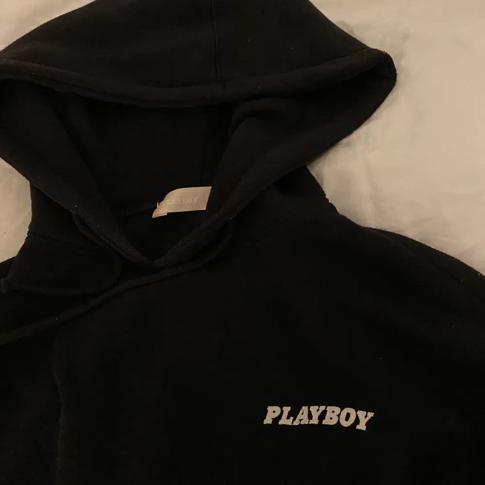 Finaste oversize Playboy hoodien, finns inte att köpa längre💕 Storlek 36 men passar dem flesta beroende på hur man vill att den ska sitta!. Tröjor & Koftor.