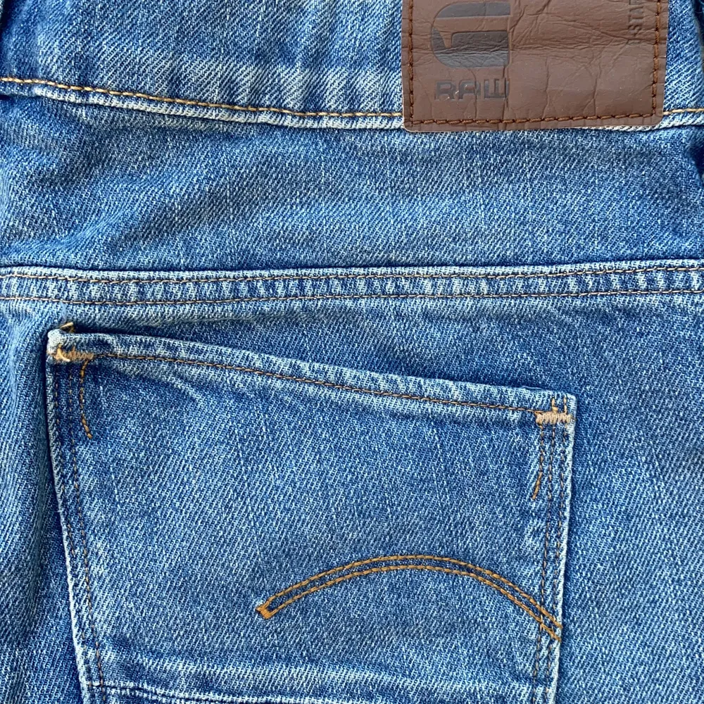 Säljer dessa jeansshorts från G-Star, då de inte kommer till använding. Endast använda ett fåtal gånger och är i gott skick. Köpta för 749 kr, pris kan diskuteras! 💖💖storlek: s. Shorts.