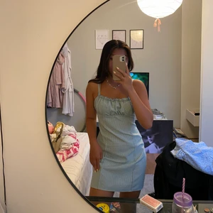 trendig klänning - Superfin grön rutig trendig klänning. Säljs då denna tyvärr inte kommer till användning. Pris+ frakt💕👊🏼