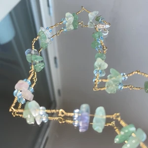 HALSBAND - Ett handgjort halsband av metall och blåa glaspärlor! Spännet är försilvrat, och frakten ingår i priset🙏 __________________________________________  Checka min profil, finns massvis med smycken för bra priser❣️ hör av dig med frågor, kan även customiza så du får vad du vill ha🙏🤝  __________________________________________