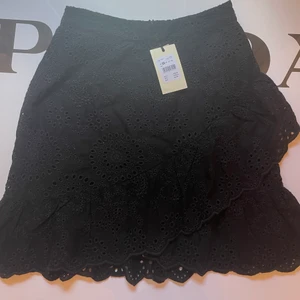 Kjol - Oanvänd kjol köpt från bikbok i strl 36. Nypris: 499 kr