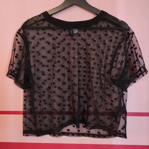 Mesh t-shirt med prickar - T-shirt i mesh material, men prickar. Storlek M.