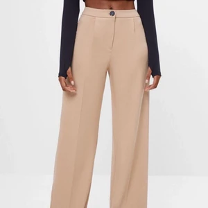 Beigea kostymbyxor från bershka  - Superfina kostymbyxor som formar kroppen fint från berskha, inget fel alls på dem säljer för att jag äger för många kostymbyxor☺️