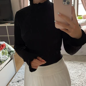 Ribbad polotröja  - Säljer denna jätte stilrena polotröjan som klabbet kommit till användning. Den har inga defekter! Skriv för fler bilder eller om du har frågor🤍kolla gärna in de andra jag säljer🤍