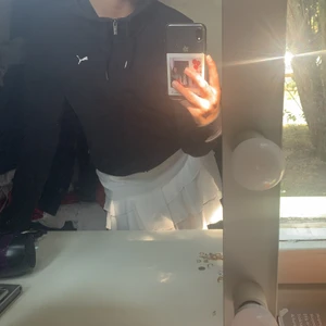 En hoodie - Säljer denna för den aldrig kom till användning. För fler bilder eller frågor är det bara att fråga mig så kan jag fixa det😊😊