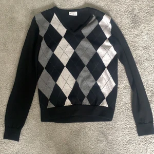 Stickad tröja  - Säljer denna snygga tröja! Köpte den secondhand men har sällan kommit till användning. 💕