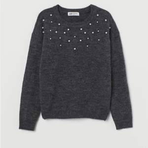 En stickad tröja från H&M med pärlor på, säljs för att den inte används längre💖strl 146/152 på barnavdelningen✨ Använd fåtal gånger men helt utan fläckar🙌