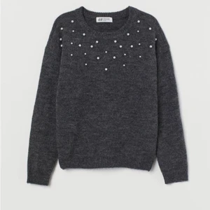Stickad tröja  - En stickad tröja från H&M med pärlor på, säljs för att den inte används längre💖strl 146/152 på barnavdelningen✨ Använd fåtal gånger men helt utan fläckar🙌