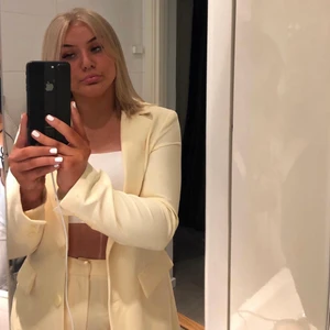 Gul kostym - Gul kostym! Kavaj (st 38) byxa (st 42, små i storleken) denna kostym är verkligen såååå fin men den passar inte riktigt mig. För emer information och bilder så är det bara att skriva till mig! 