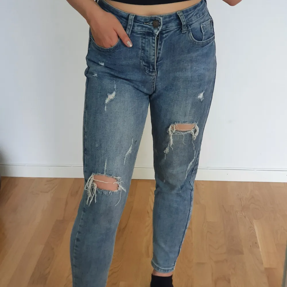 Super stretchiga jeans som formar sig perfekt till kroppen och super bekväma. Känns nästan som leggings. Perfekt för dem som är kortare🤎. Jeans & Byxor.