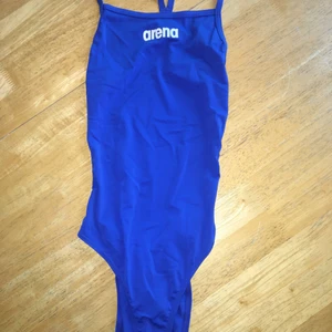Helt ny Arena Badräkt - Hej! Säljer nu min helt nya tävling/träningsbadräkt av märket Arena. Säljer den pga köpte fel storlek, så den är för liten för mig. Storlek 168/XXS. Nyskick! Kan mötas i Stockholm eller skicka. Köparen står för frakten.