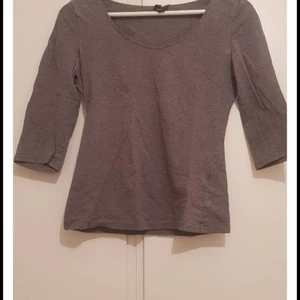 Grå topp  - Formanpassad topp som ny