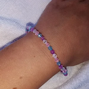 Armband - detta armband är upp mot 19 cm mått. Armbandet är nytt och hemmagjort