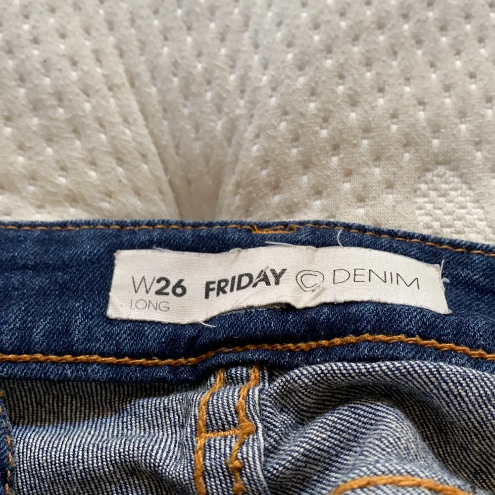 Snygga kort midjade jeans, storlek 26 tror jag, använda nån enstaka gång för typ 2 år sedan, säljes bara för att jag ej använder dem, 100 kr ink frakt . Jeans & Byxor.