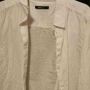 Hej! Säljer här en vit skjorta från Ginatricot. Nypris 299kr. Har använt skjortan 1 gång. Säljes för 100 kr. Skjortan är i nyskick, väldigt vit och fin. Perfekt för en fin middag eller liknande. Kan mötas upp eller skicka med post. Ha det bra! 
