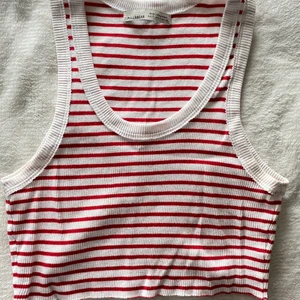 randig kort linne - röd och vit randigt croppat linne från pull and bear💕 skulle säga att den passar xs/s